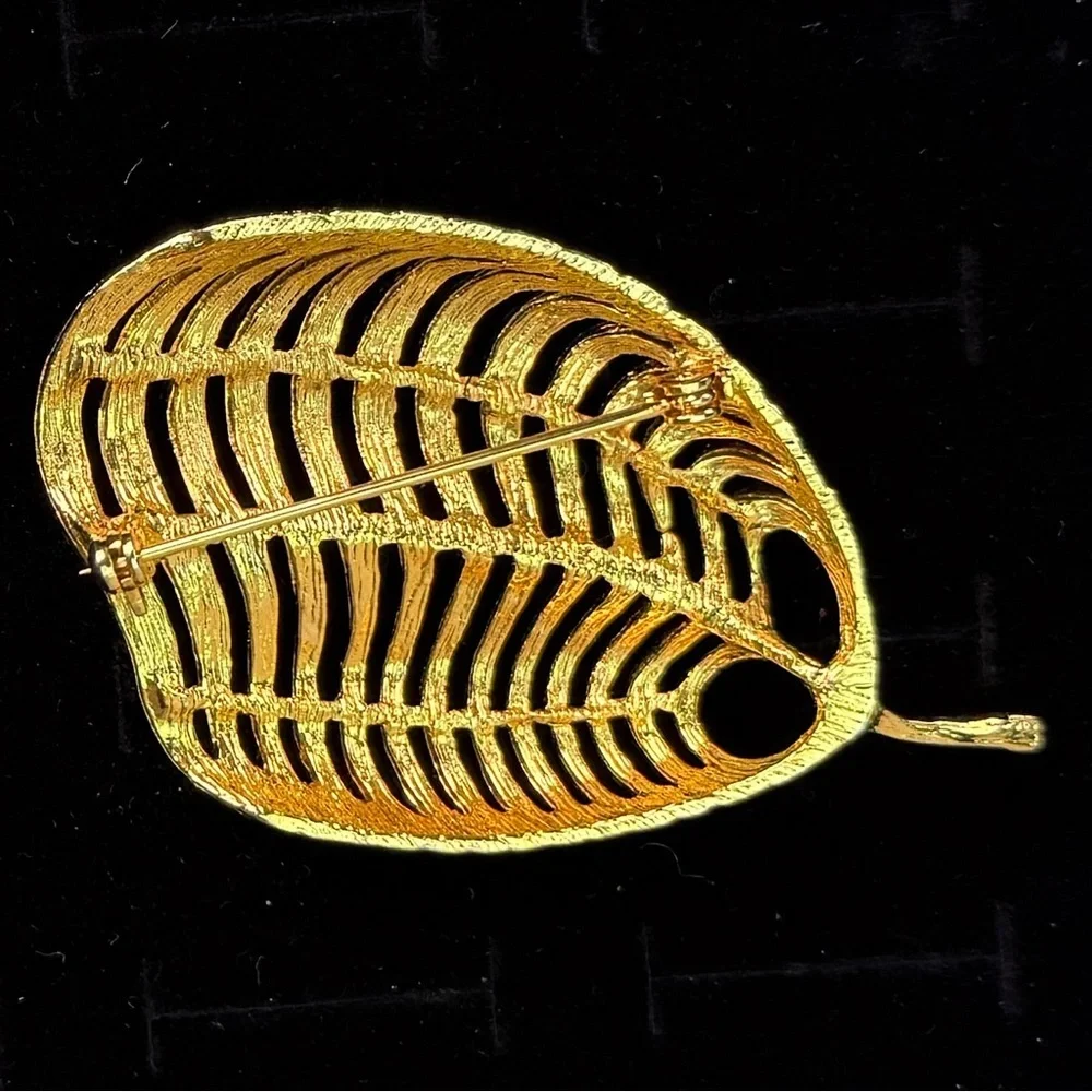Vintage Goldtone large Leaf Brooch pin